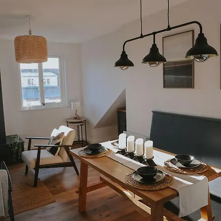 Spacious Second Floor Apartment, Fourth Avenue Appartement *