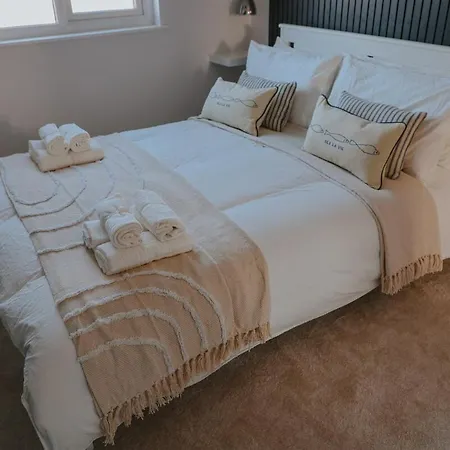 Spacious Second Floor Apartment, Fourth Avenue