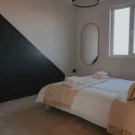 Spacious Second Floor Apartment, Fourth Avenue *