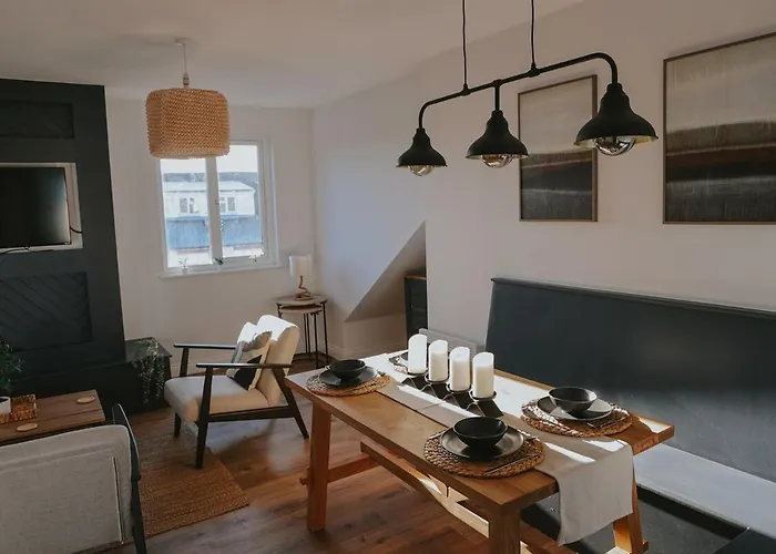 Spacious Second Floor Apartment, Fourth Avenue Appartement *