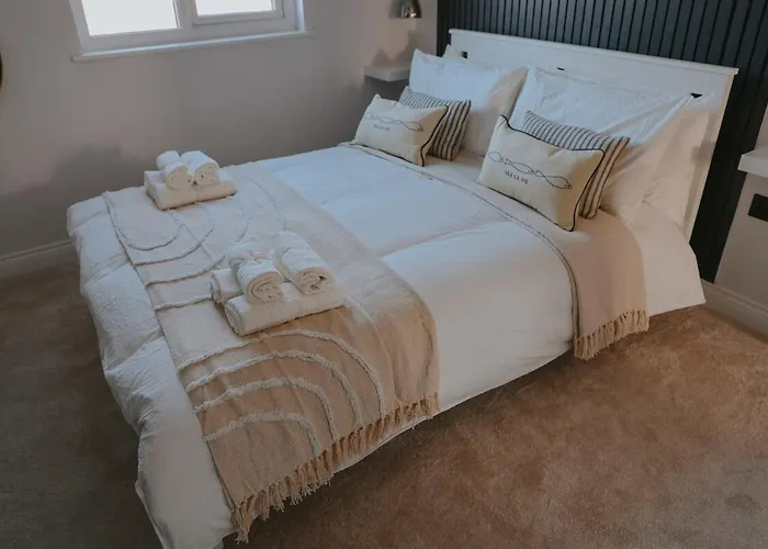 Spacious Second Floor Apartment, Fourth Avenue