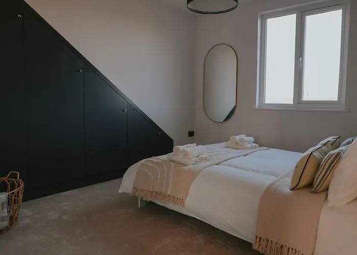 Spacious Second Floor Apartment, Fourth Avenue *