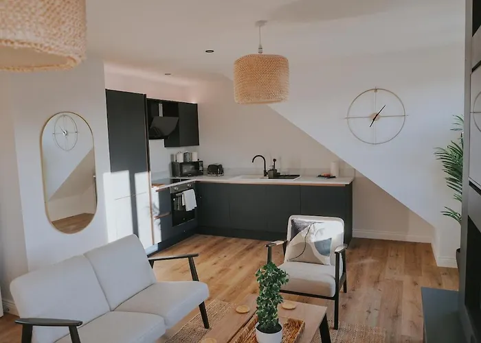 Spacious Second Floor Apartment, Fourth Avenue * York