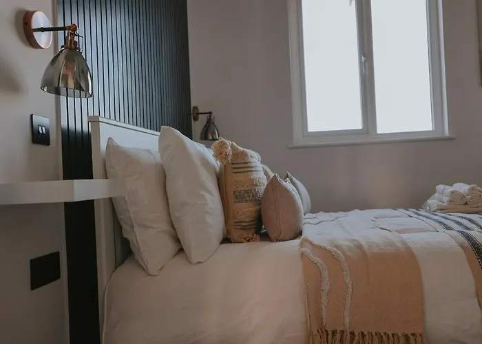 Spacious Second Floor Apartment, Fourth Avenue Appartement