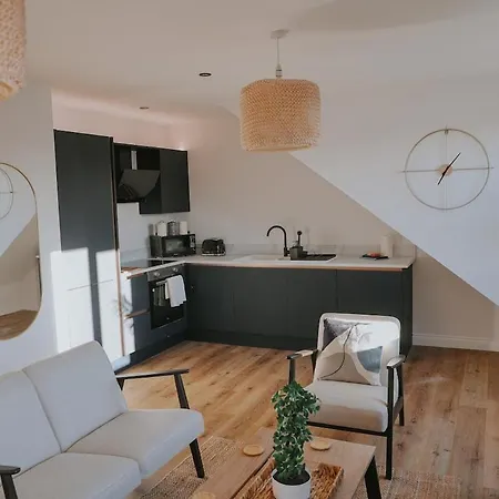 Spacious Second Floor Apartment, Fourth Avenue * York