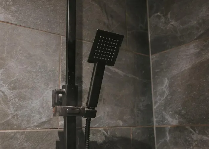 Lejlighed Spacious Second Floor Apartment, Fourth Avenue